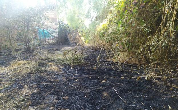 Dos incendios simultáneos mantienen en vilo a los Bomberos de Burgos