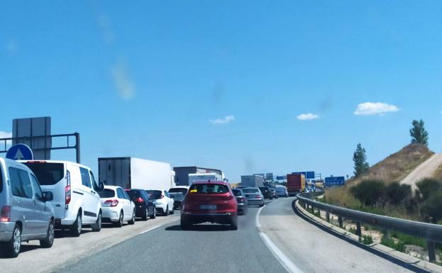 Un accidente entre dos turismos provoca retenciones durante más de una hora en la BU-30