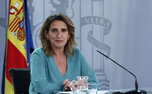 Teresa Ribera augura todavía «meses duros» en el precio de la luz