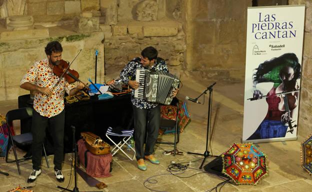 Más de 150 personas disfrutan al son de Fetén Fetén en el primer concierto de 'Las Piedras Cantan'