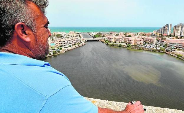 El Mar Menor sufre su mayor mortandad, con 4,5 toneladas de peces asfixiados