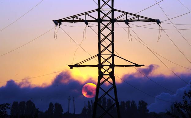 Competencia alerta: algunas eléctricas han cobrado un 30% de más por la luz