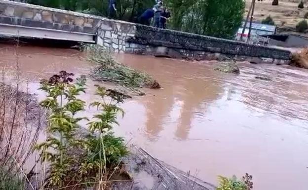 El río Lobos se desborda en Hontoria del Pinar y entra en las viviendas