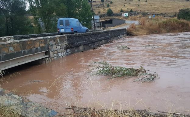 El desbordamiento del río Lobos llega en plena obra de ensanche del cauce para evitar las riadas