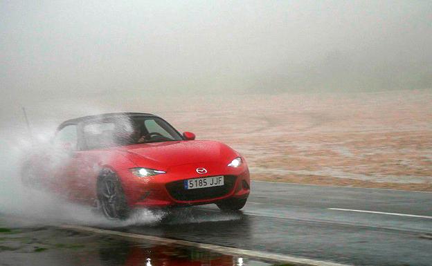 Salpicar a un peatón, entre las sanciones al volante cuando llueve o graniza