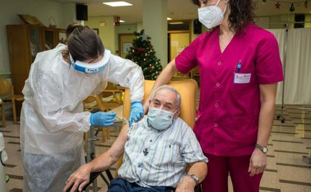 Unos 5.500 mayores de Burgos, pendientes de la tercera dosis de la vacuna