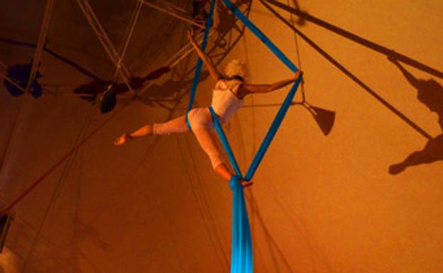 Teatro en miniatura y acrobacias en Covarrubias para cerrar el III Festival de Mujeres Creadoras