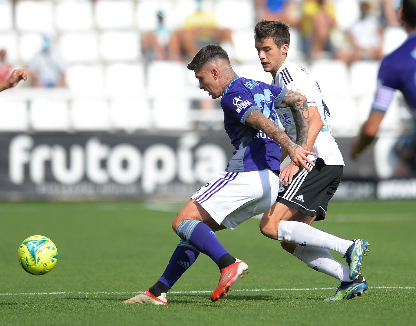 El hincha del Burgos CF que escupió a un jugador del Valladolid, bloqueado de cualquier actividad del club