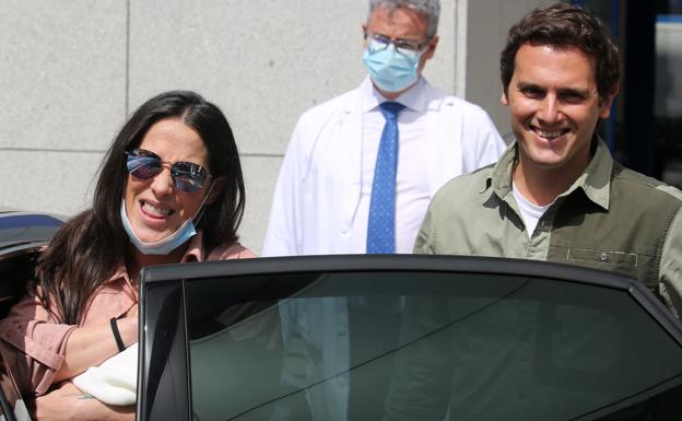 Malú y Albert Rivera disfrutan de sus vacaciones más románticas en familia