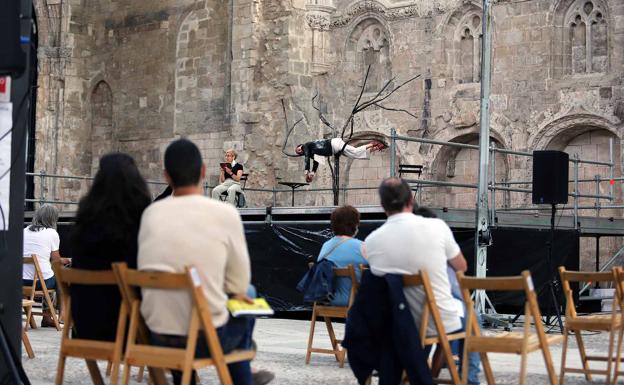 Las artes salen a las calles de Burgos en un festival EnClave que recupera su esplendor