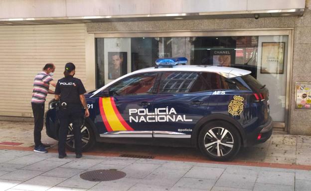 Roba dos bolsos en el centro de Burgos, sale a la carrera y es detenido por la Policía Local