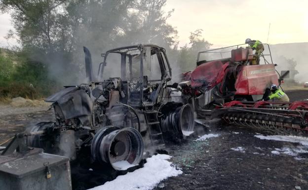 El incendio de una cosechadora se propaga por una parcela agrícola en Los Tremellos