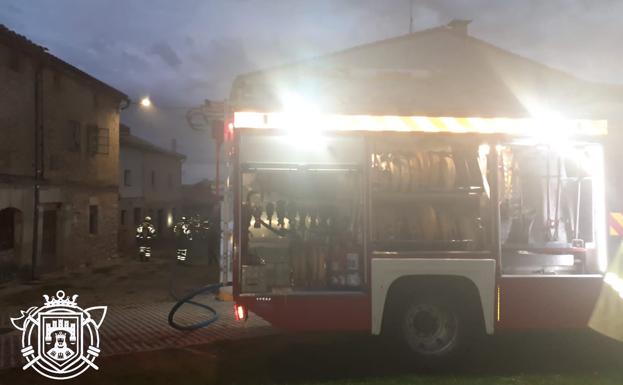 Los Bomberos de Burgos apagan un fuego ocasionado por una gloria en Olmos de Atapuerca