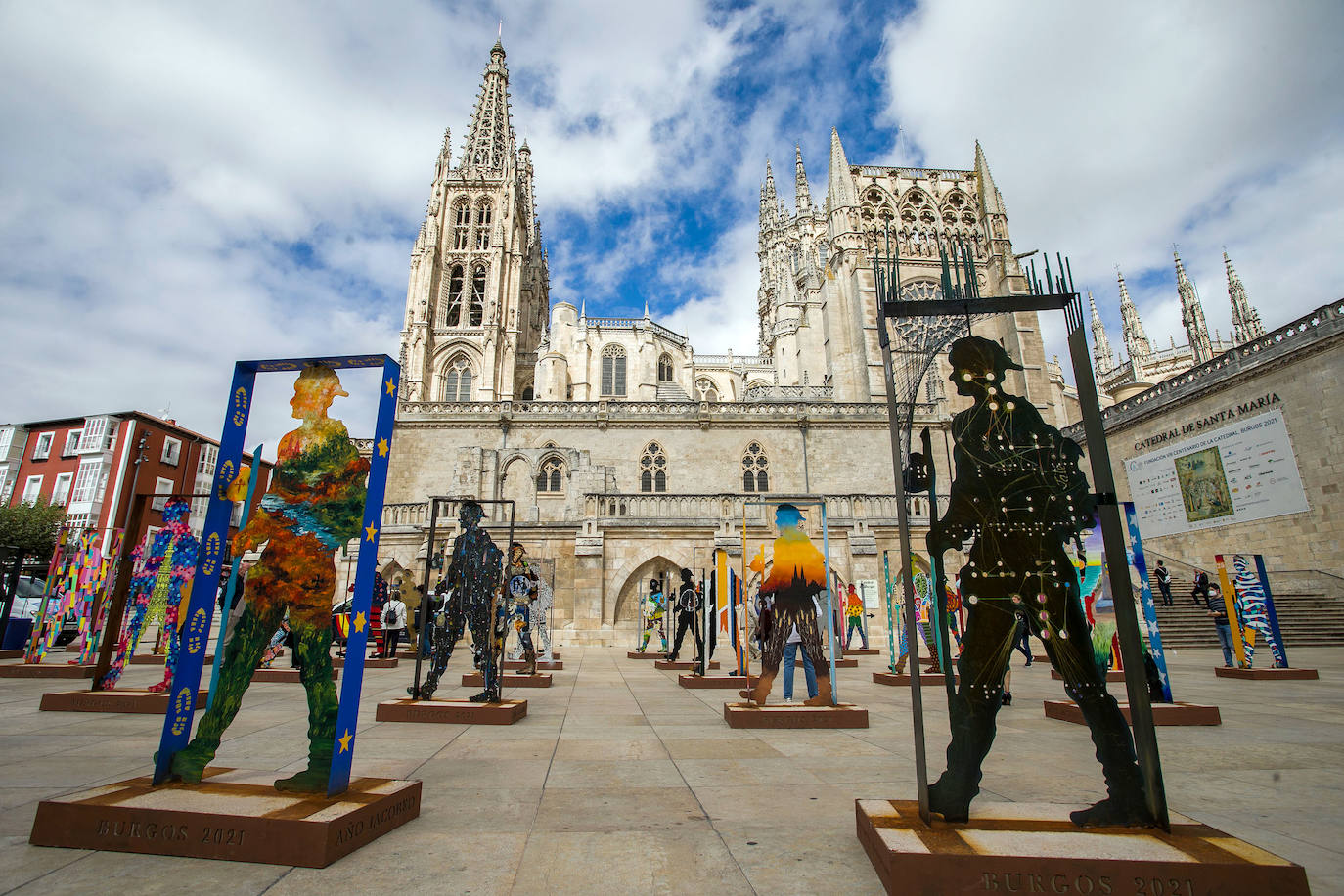 Esculturas de peregrinos que señalizan el Camino de Santiago a su paso por Burgos