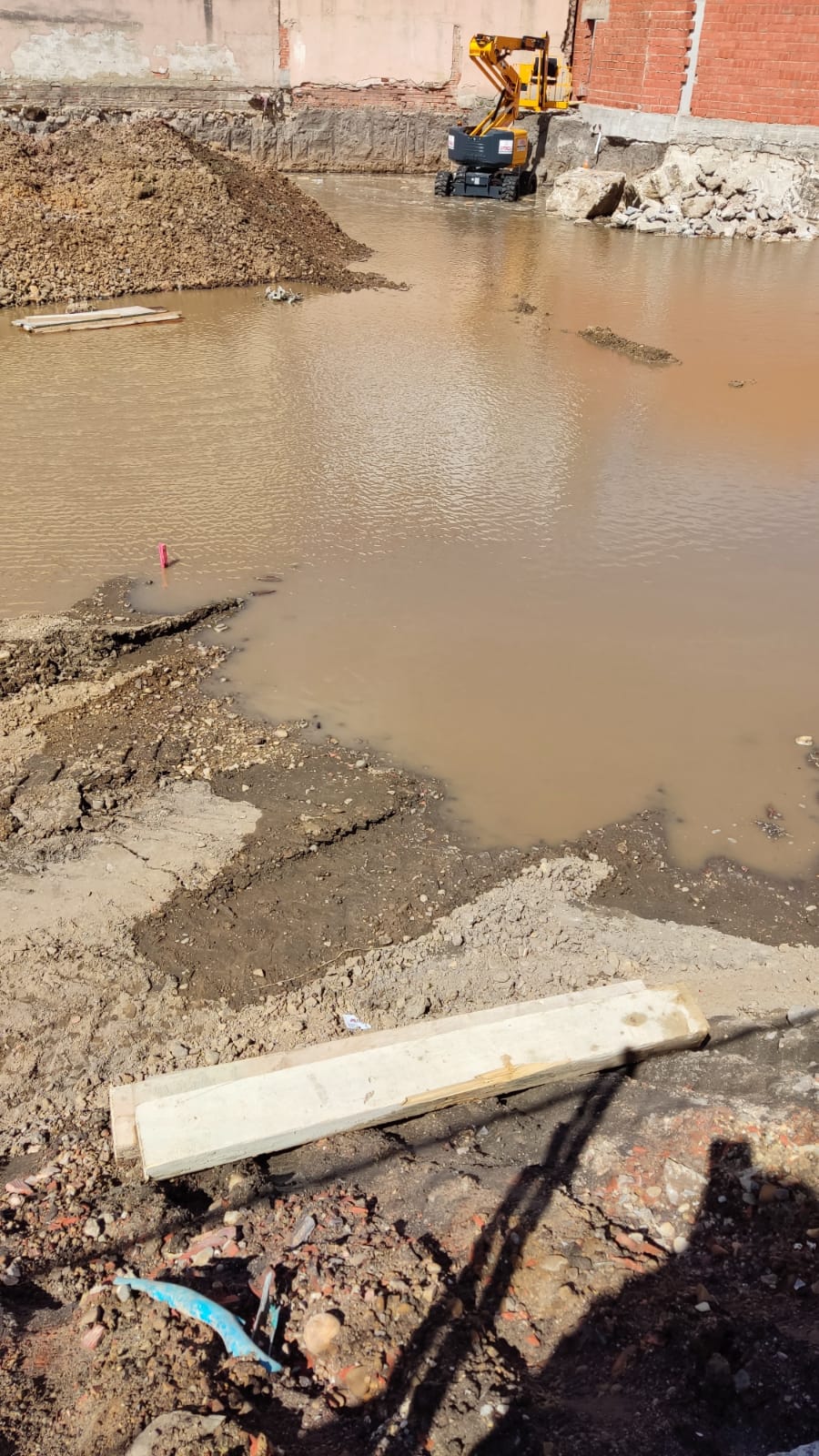 Un solar del Paseo de la Isla acaba inundado por una rotura de una tubería