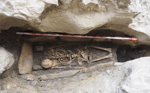 El CENIEH participa en la excavación de una sepultura hispano-visigoda en Ojo Guareña
