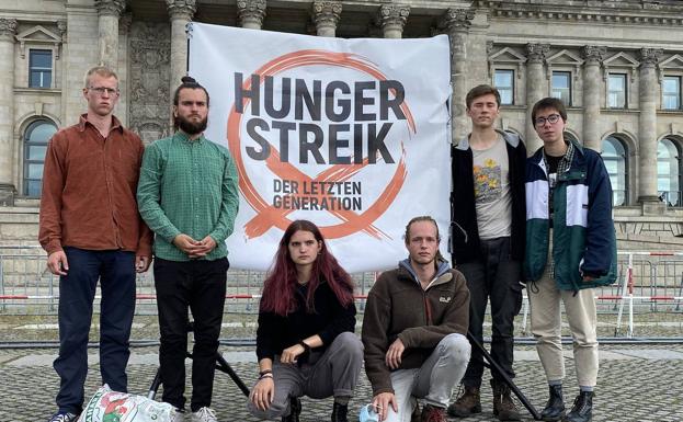 Media docena de activistas medioambientales en huelga de hambre en Berlín