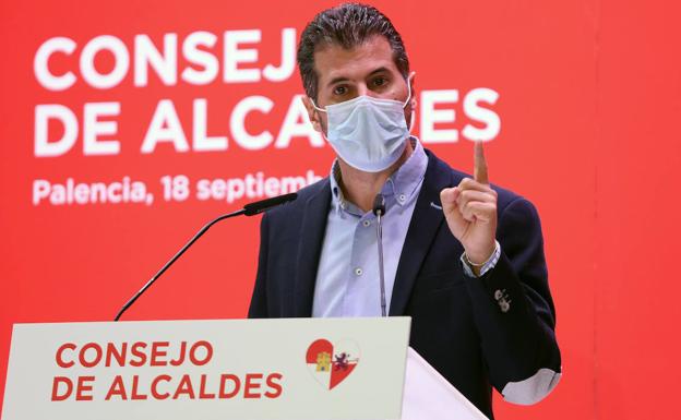 Tudanca presume de que los ediles socialistas han parado la reforma sanitaria