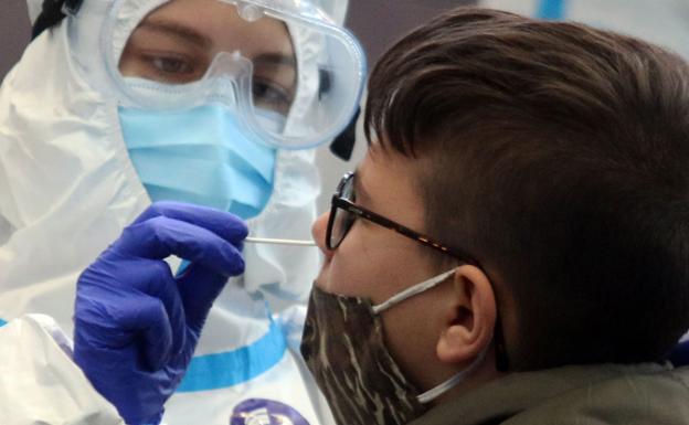 La positividad de las pruebas covid en Burgos cae a su nivel más bajo desde que existen registros