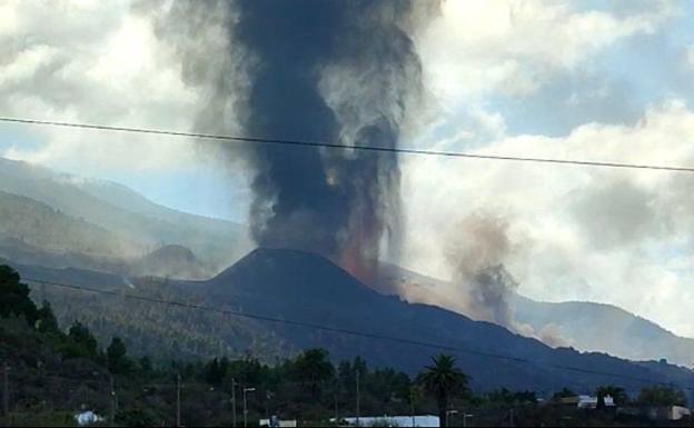 Rodrigo Mena, burgalés en La Palma: «El rugido del volcán y las explosiones impresionan mucho»