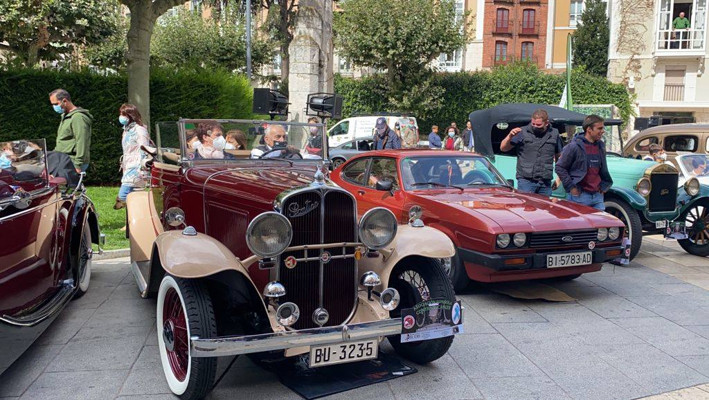 Burgos se llena de coches clásicos en favor de la AECC