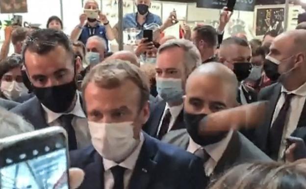 Macron recibe el impacto de un huevo en una feria gastronómica