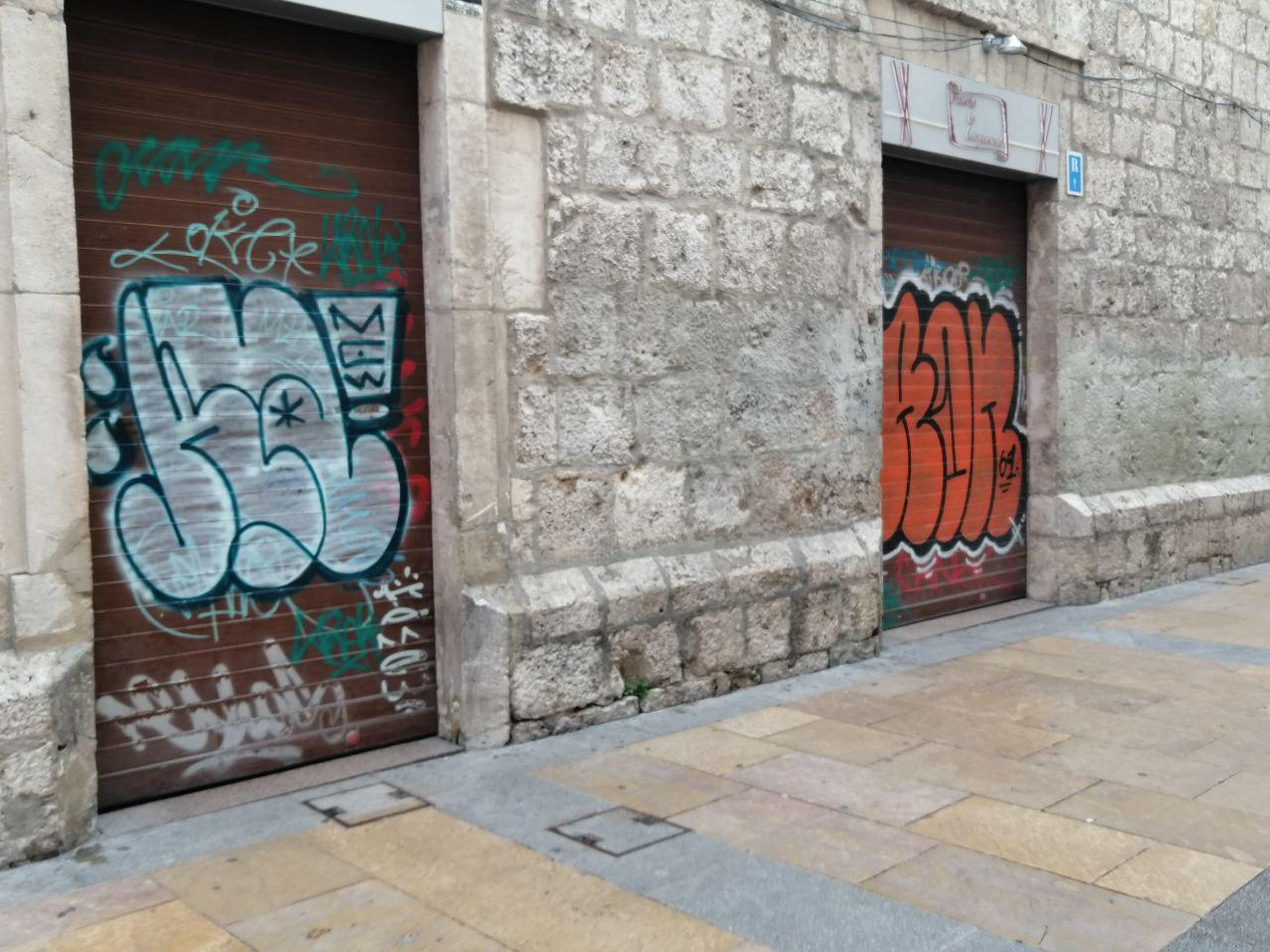 La Policía de Burgos denuncia a dos jóvenes por hacer un graffiti en un estanco