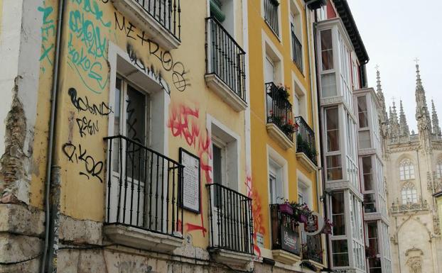 Burgos destina más de 350.000 euros todos los años a limpiar grafitis, pintadas y orines