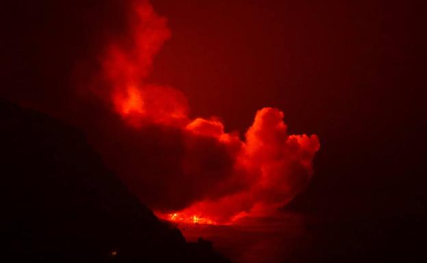 Las primeras imágenes de la llegada de la lava al mar