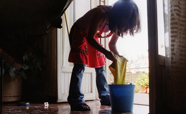 Europa considera discriminatorio cerrar el acceso al paro a las empleadas del hogar