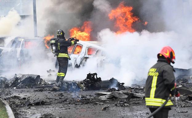 Ocho fallecidos al estrellarse un avión privado en Milán