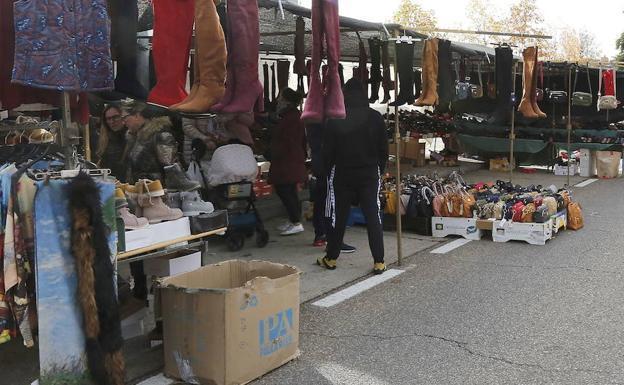 El PP exige al bipartito «valentía» para definir la ubicación del mercadillo textil de los domingos