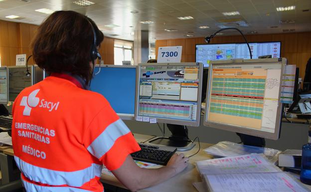 Los bomberos rescatan a una mujer que se había caído en un tejado en Sotillo de la Ribera