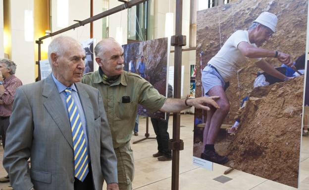 Carbonell reconoce a Emiliano Aguirre como una las figuras «más importantes del siglo XX» en el ámbito de la paleontología