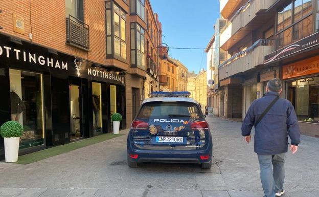 Roban un móvil en un comercio y huyen a la carrera por el centro de Aranda