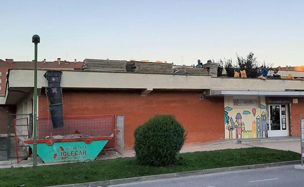 Los trabajadores de la escuela Santa María la Mayor, hartos de los ruidos de las obras