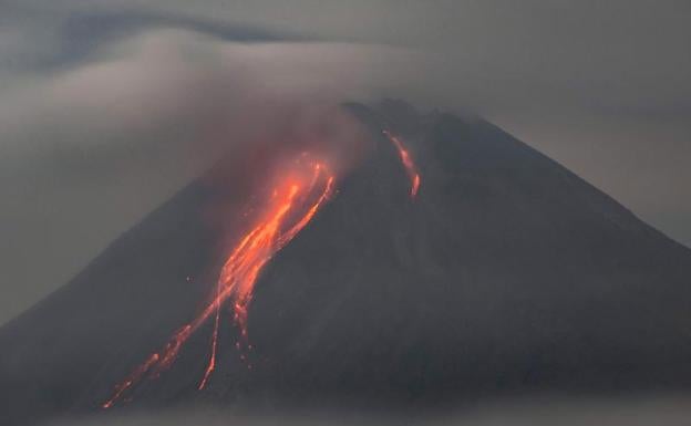 Las dos coladas frenan su avance hacia La Laguna