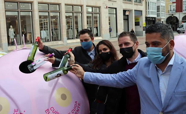 Cuatro contenedores rosas para fomentar el reciclaje y la prevención del cáncer de mama en Burgos