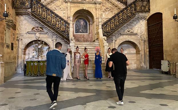 La polémica de C. Tangana llega a Burgos: el Cabildo retira unas fotos de modelos en la Catedral