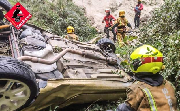 Un joven muerto y otro herido al despeñarse su coche en Alicante