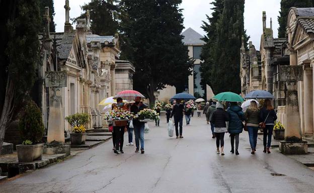 Los burgaleses acuden al Cementerio de San José esquivando la lluvia