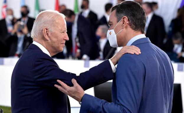 Sánchez conversa brevemente con Biden en la cumbre del G20