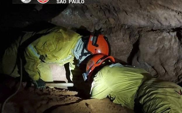 Mueren nueve bomberos atrapados en una cueva en Brasil