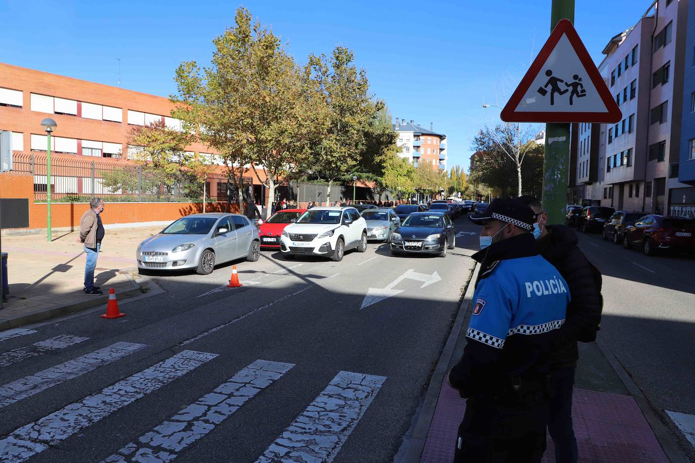 Objetivo: erradicar la doble fila en los colegios de Burgos