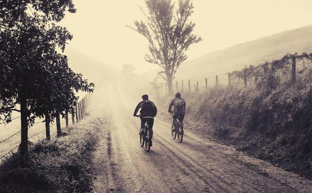 La I Marcha Ciclista por la Vía Verde trata de impulsar el tramo que lleva de Burgos a Poza de la Sal
