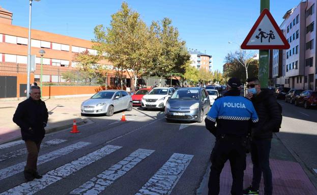 Primeras multas por estacionar en doble fila en los colegios de Burgos