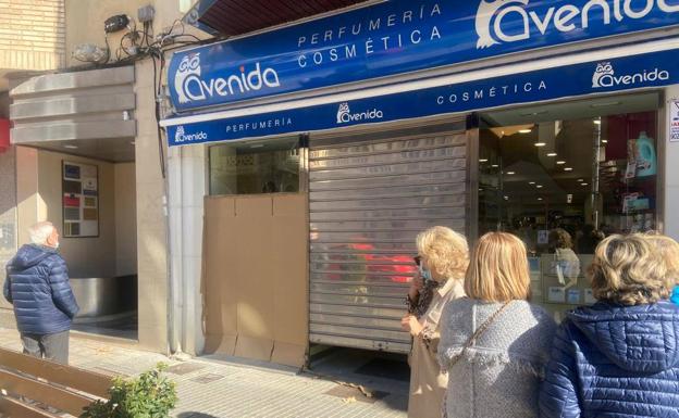 Roban en una perfumería de Aranda de Duero reventando el cristal con un adoquín