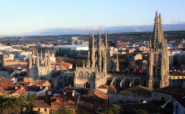 22.000 euros para seguir con la catalogación e informatización de archivos de la Catedral de Burgos