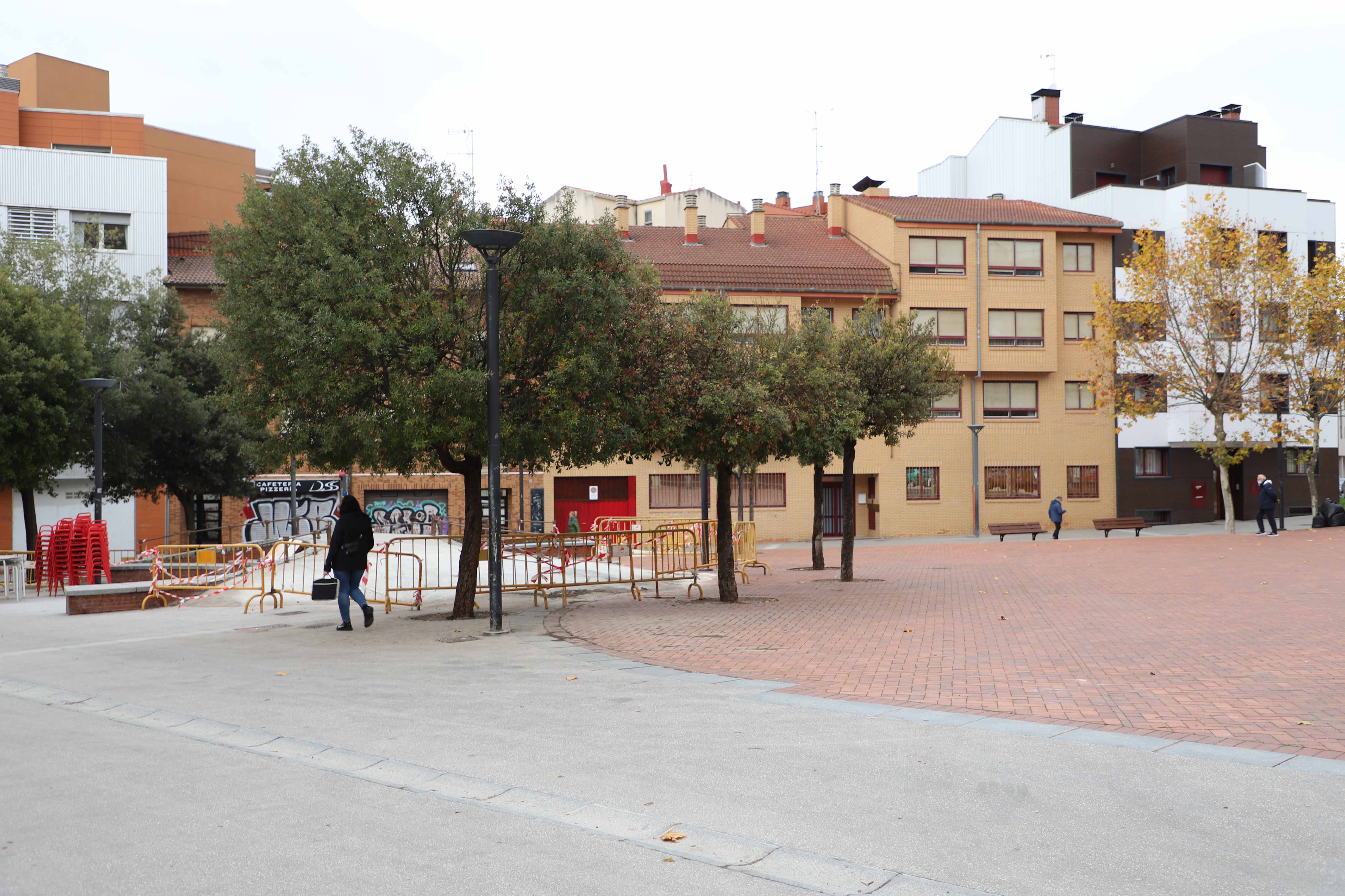 La plaza de San Pedro de la Fuente ya está libre de los adoquines