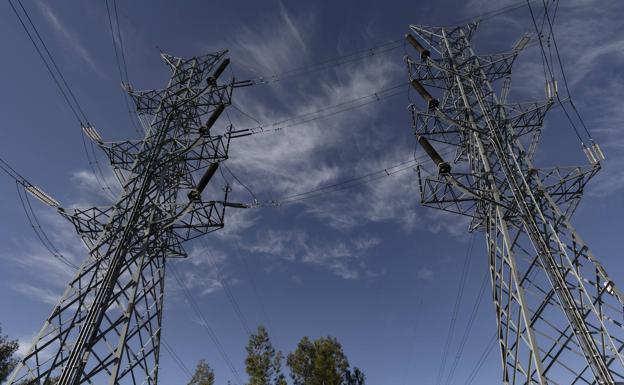 Las eléctricas evitan el recorte de ingresos por el alza de la luz